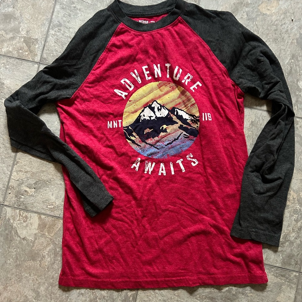 Adventure Awaits Graphic Raglan Tee
